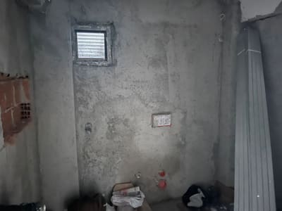 Aynı köşe, cepheden. Menfez yerine oturmuş, tesisat çıkışları hazır; sol kenarda sıvasız alan hâlâ duruyor.