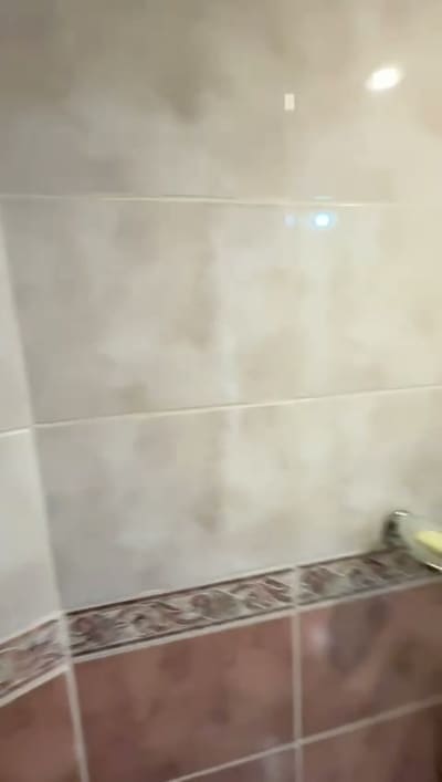 Altta pembe fayans, üstte krem, arada desenli bordür. Zincirin 11 Ağustos karesinde sökülen bordür bu.